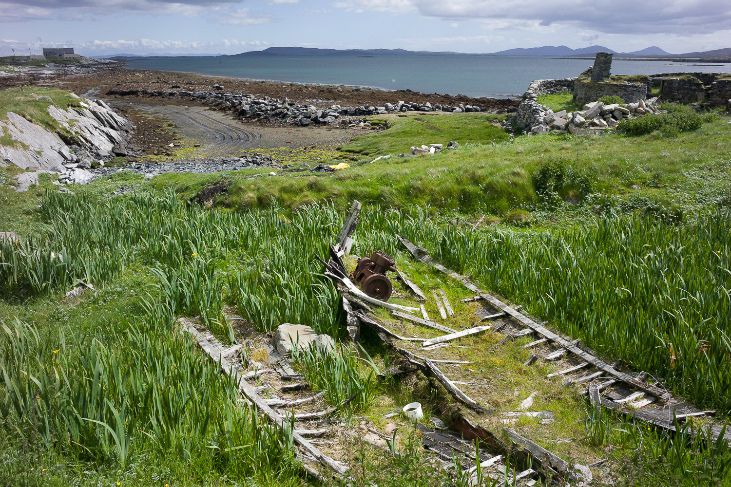 Op de voorgrond oude wegrottende houen schepen.