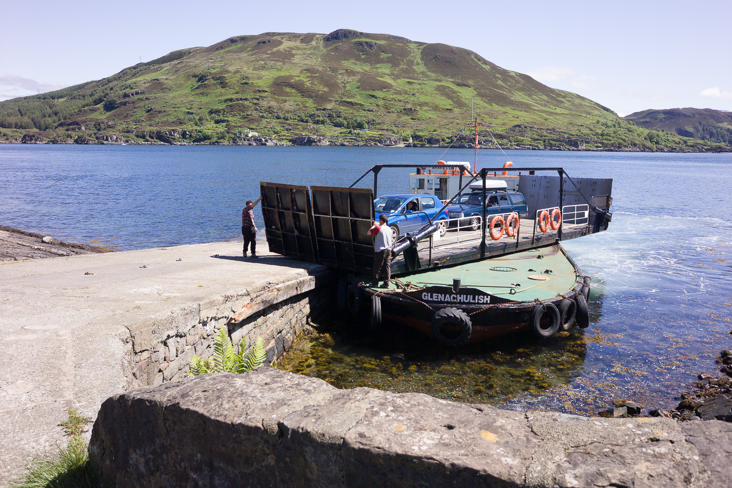 Een veerpont met wat auto's