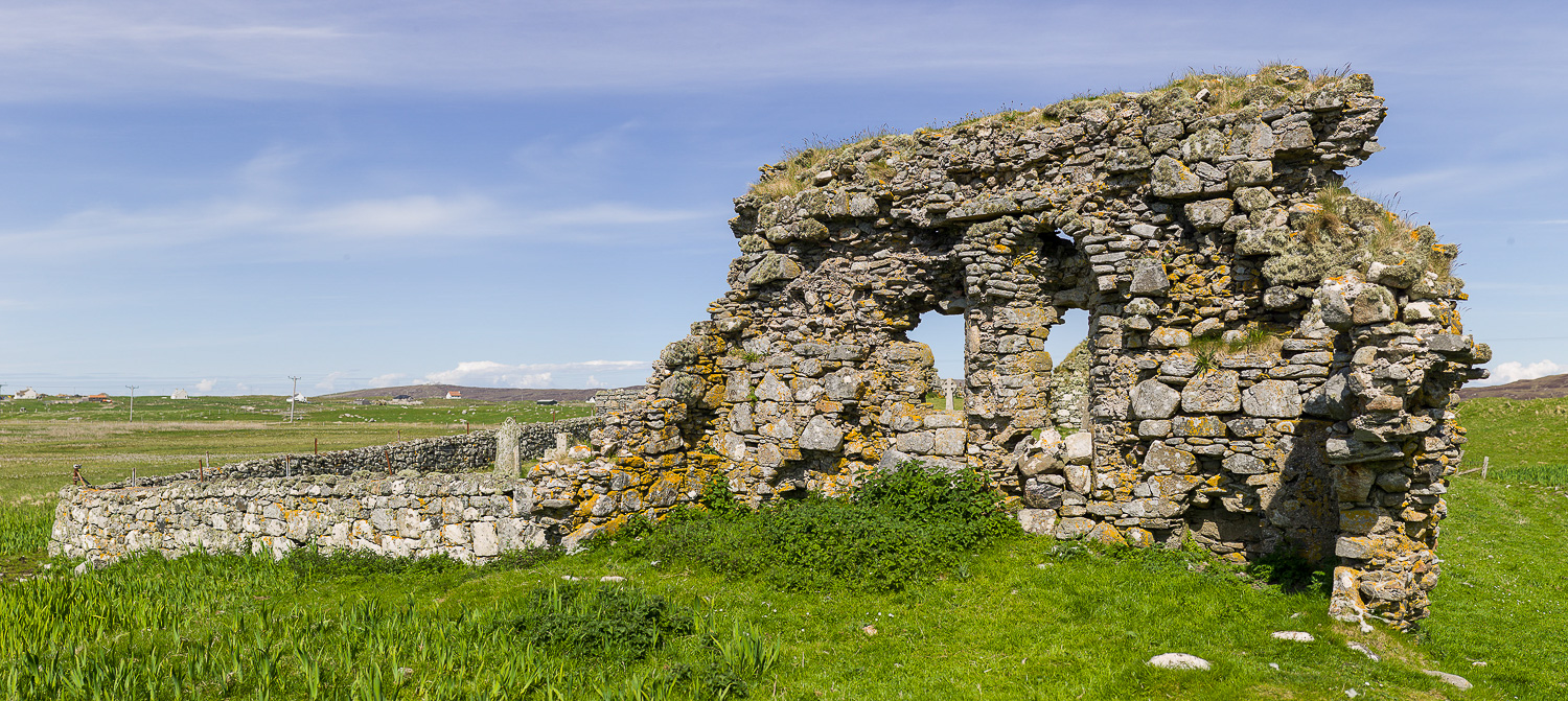een oude muur met resten van ramen.